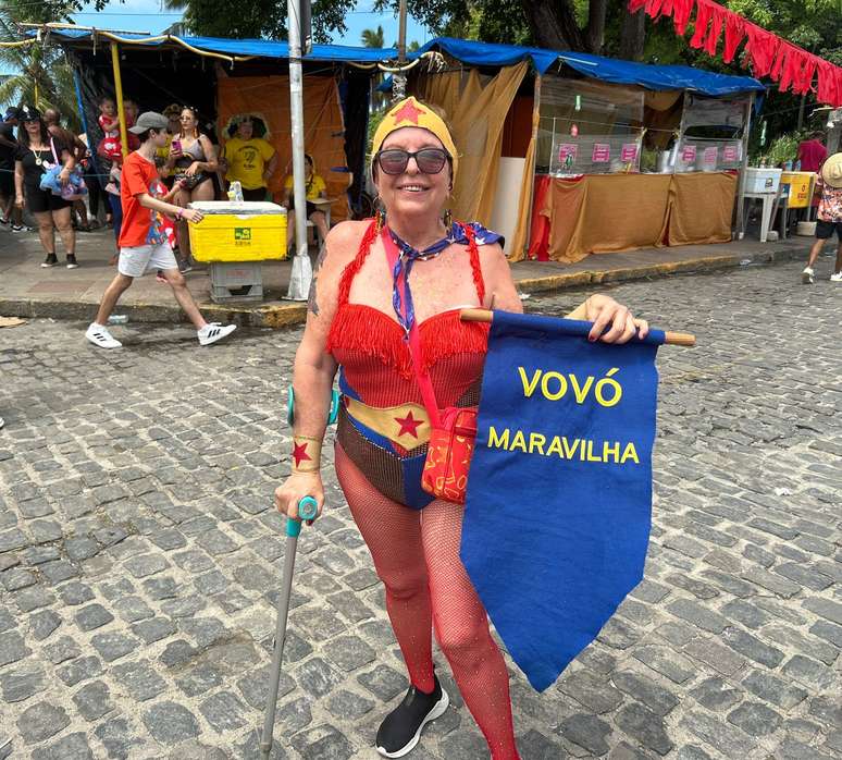 Maria do Carmo Pinheiro participa do carnaval h&aacute; 13 anos caracterizada como &ldquo;Vov&oacute; Maravilha&rdquo;