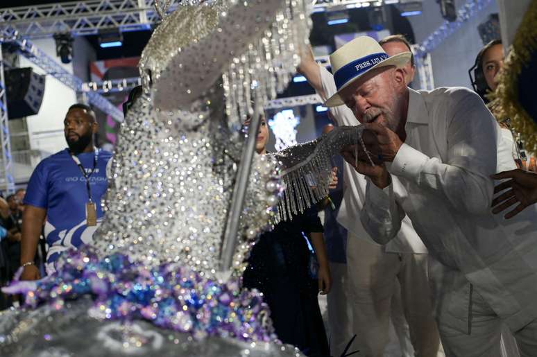Lula cumprimenta porta-bandeira da Acad&ecirc;micos de Niter&oacute;i durante desfile