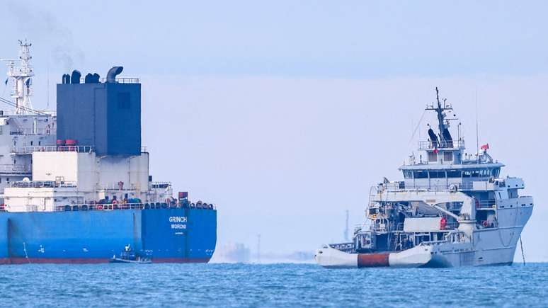 Navio da marinha francesa intercepta o petroleiro Grinch