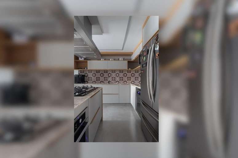 Em cozinhas e &aacute;reas de servi&ccedil;o, os revestimentos podem assumir papel de protagonista, ajudando a criar identidade visual Projeto: Camila Palladino |