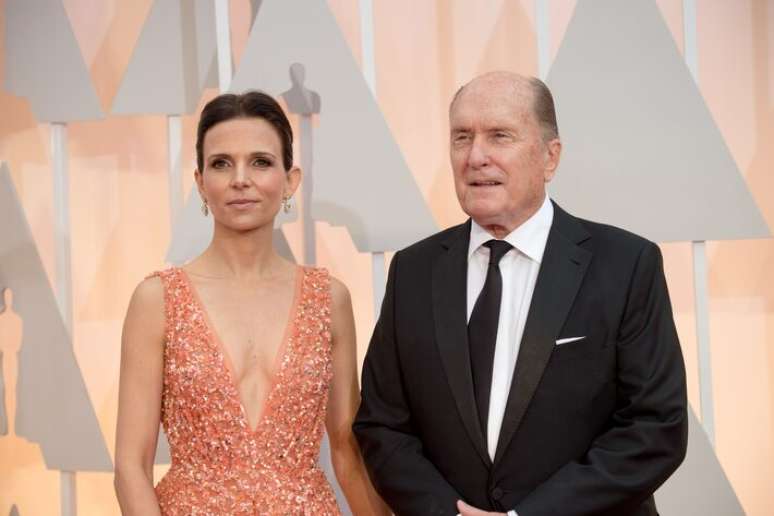 Robert Duvall (&agrave; direita), chega ao Oscar 2015 com a esposa, Luciana; naquele ano, ele concorreu como Melhor Ator Coadjuvante por 'O Juiz'