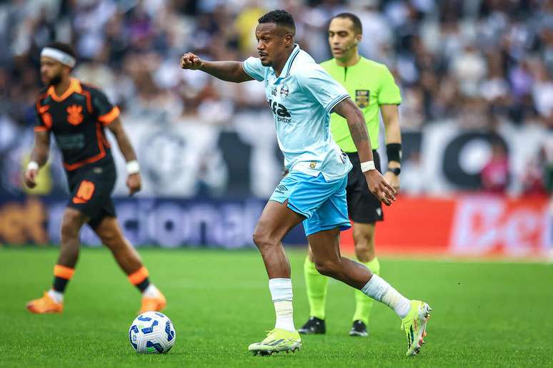 Edenilson em a&ccedil;&atilde;o contra o Corinthians na temporada de 2025 &ndash;