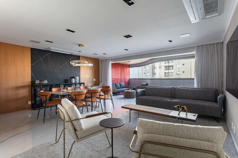 No living, uma parede com m&aacute;rmore pode se tornar o grande destaque do espa&ccedil;o Projeto: Camila Palladino |