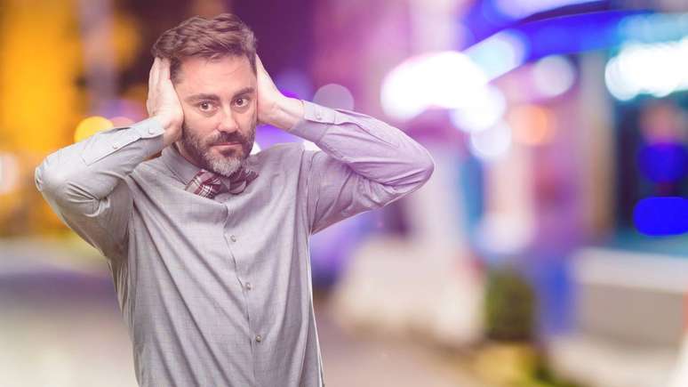 Recursos como fones com redu&ccedil;&atilde;o de ru&iacute;do, protetores auriculares ou espa&ccedil;os reservados para descanso sensorial s&atilde;o estrat&eacute;gias bastante utilizadas para aliviar o inc&ocirc;modo &ndash; depositphotos.com / Krakenimages.com