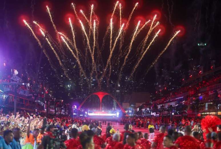 Abertura oficial do dia de desfiles na Marqu&ecirc;s de Sapuca&iacute;; primeira escola homenagear&aacute; Lula