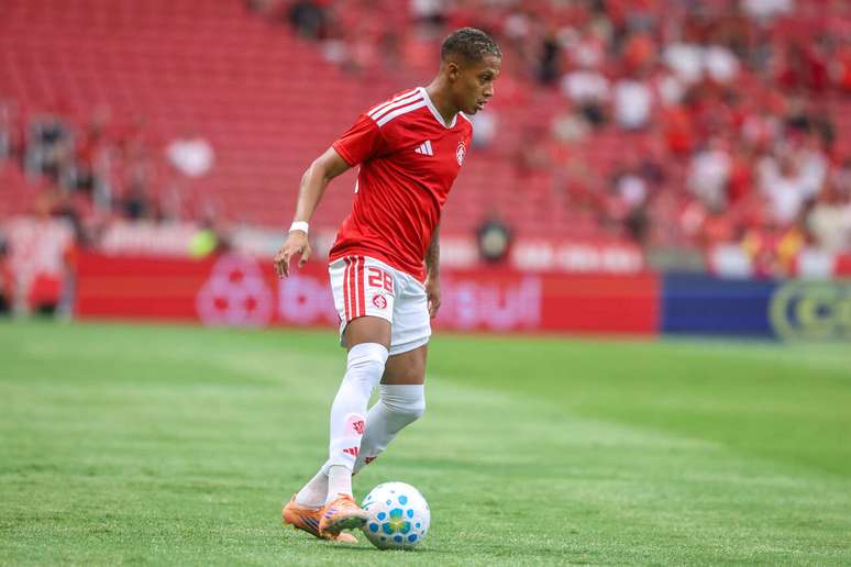 Vitinho em campo pelo Internacional &ndash;