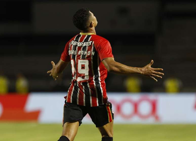 Lucas Ramon comemora primeiro gol com a camisa do S&atilde;o Paulo &ndash;