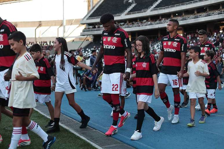 Emerson Royal, titular na aus&ecirc;ncia de Varela, recebe vaias da torcida do Fla &ndash;