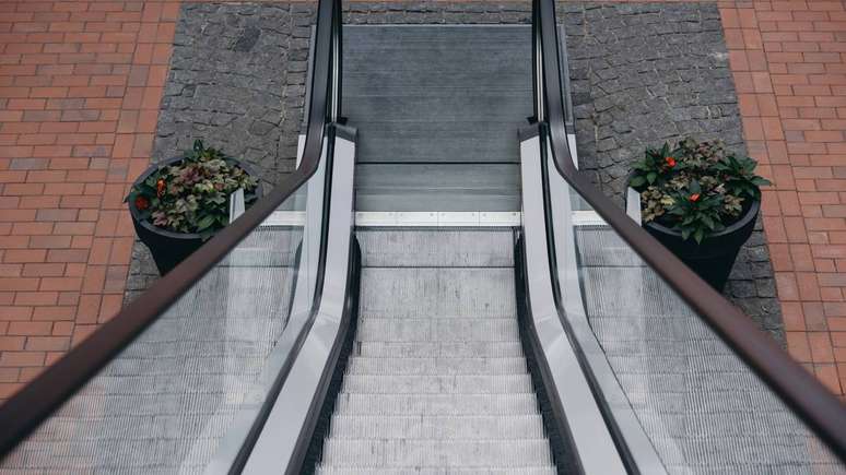 A presen&ccedil;a de longas escadas rolantes at&eacute; um mirante, um bairro hist&oacute;rico ou um santu&aacute;rio, por exemplo, amplia o p&uacute;blico que consegue visitar esses locais &ndash; depositphotos.com / IgorVetushko