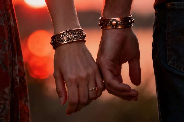 O bracelete de cobre deve ser utilizado em contato direto com a pele 