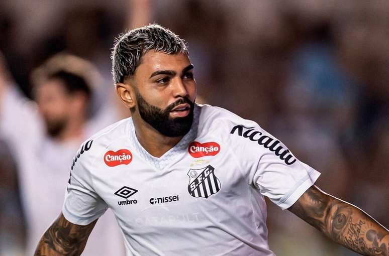 Gabigol comemora um de seus gols na partida deste domingo &ndash;