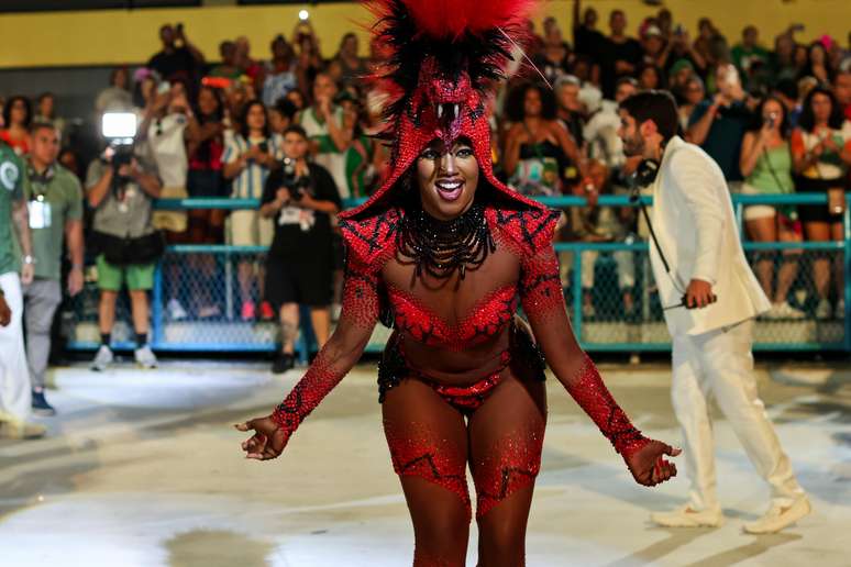 IZA reestreia como rainha de bateria da Imperatriz Leopoldinense na madrugada desta segunda, 16, no Rio de Janeiro