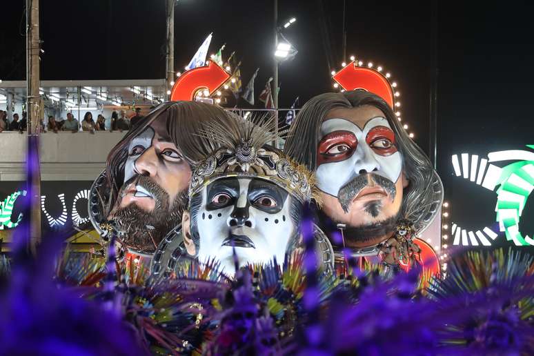 Imperatriz Leopoldinense desfila na Sapuca&iacute; na madrugada desta segunda, 16, com o enredo 'Camale&ocirc;nico', em homenagem a Ney Matogrosso