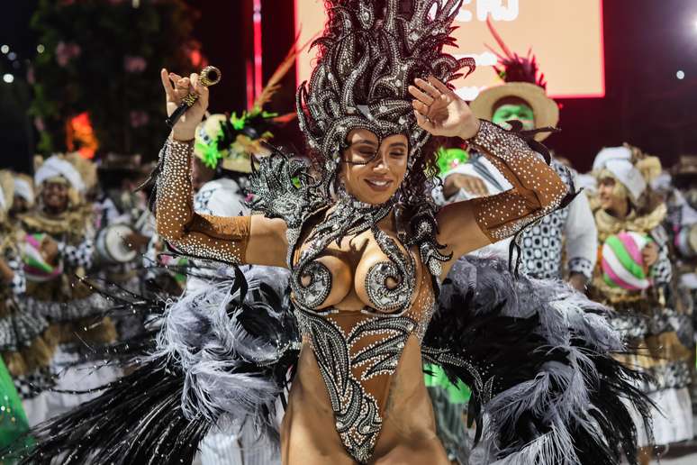 Evelyn Bastos &eacute; rainha de bateria da Esta&ccedil;&atilde;o Primeira de Mangueira desde 2013 e desfila na madrugada desta segunda-feira, 16, na Sapuca&iacute;