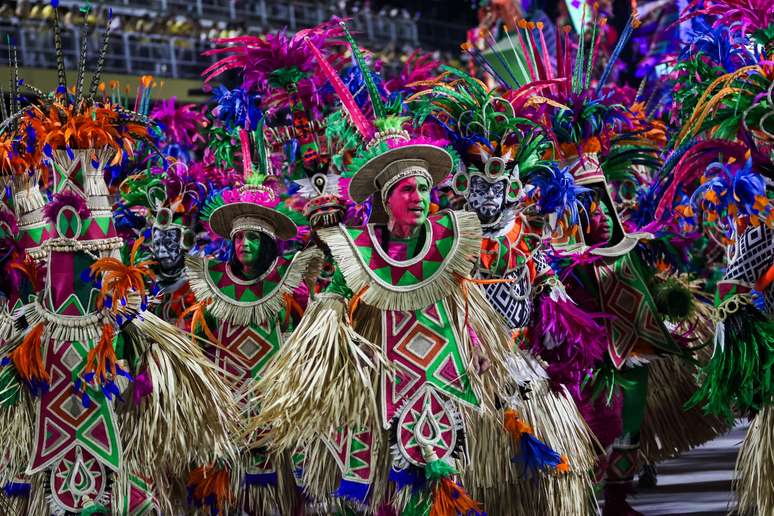 Com enredo 'Mestre Sacaca do Encanto Tucuju &ndash; O Guardi&atilde;o da Amaz&ocirc;nia Negra', Esta&ccedil;&atilde;o Primeira de Mangueira encerra primeiro dia de desfiles na Sapuca&iacute;, no Rio de Janeiro, na madrugada desta segunda-feira, 16