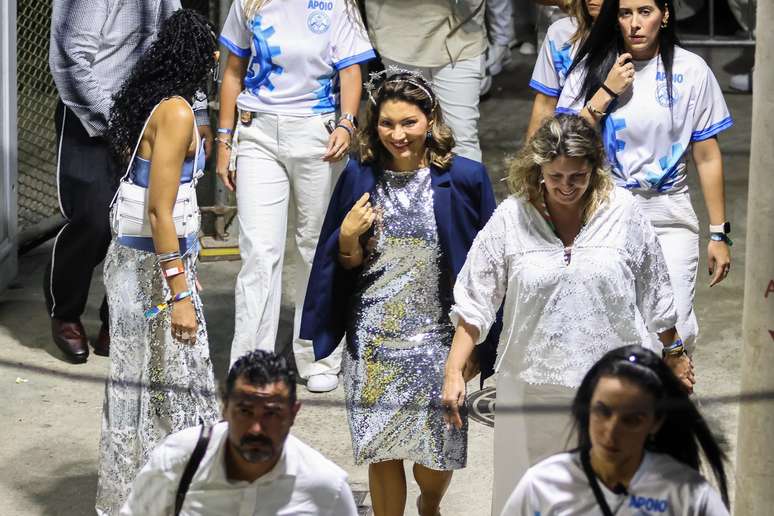 Janja est&aacute; com look prata 