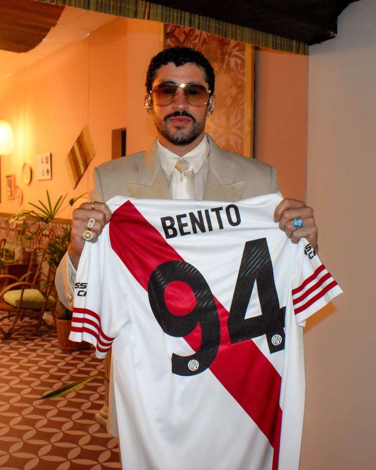Bad Bunny posa com a camisa do River Plate &ndash;