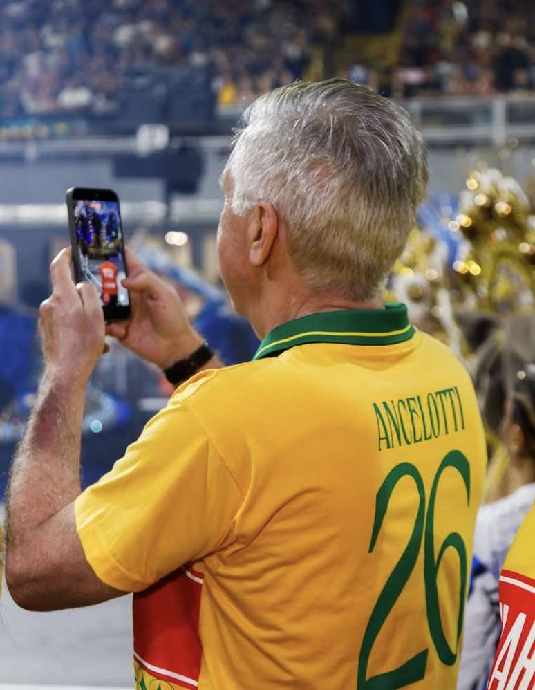 Carlo Ancelotti aproveitou a folga para desfrutar do carnaval brasileiro &ndash;