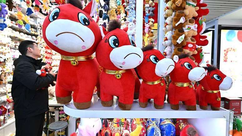 Um f&aacute;brica na China costurou acidentalmente o sorriso de um boneco de cavalo de cabe&ccedil;a para baixo, criando o que internautas apelidaram de "cavalo chorando". O erro viralizou