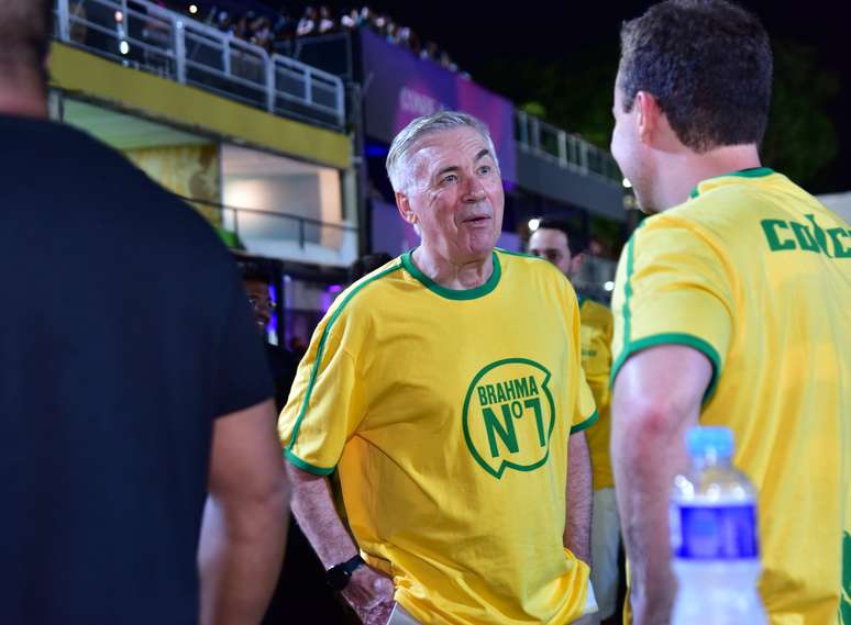 Ancelotti curte carnaval na Sapuca&iacute; 