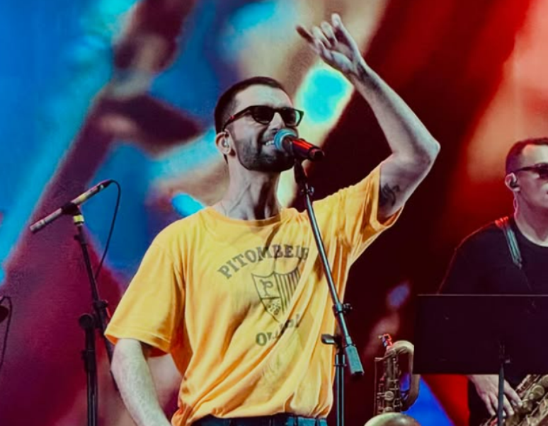 Cantor Silva se apresentou com a camisa do bloco Pitombeiras