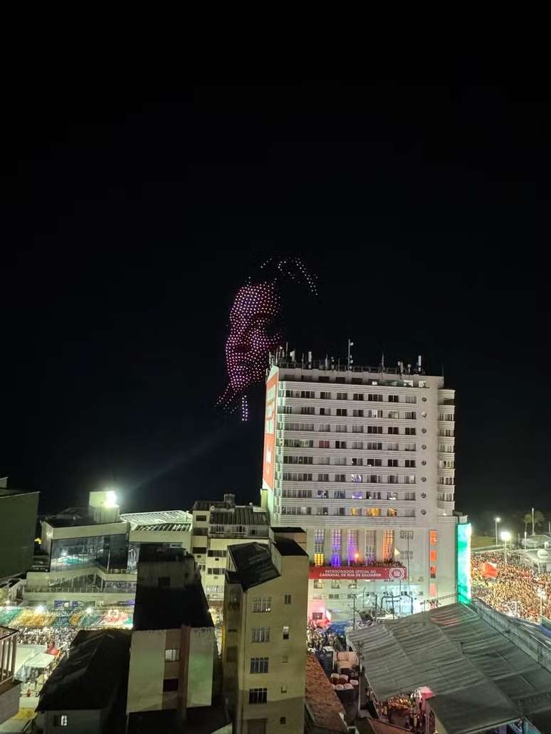 Drones mostram imagem de Preta Gil no c&eacute;u de Salvador