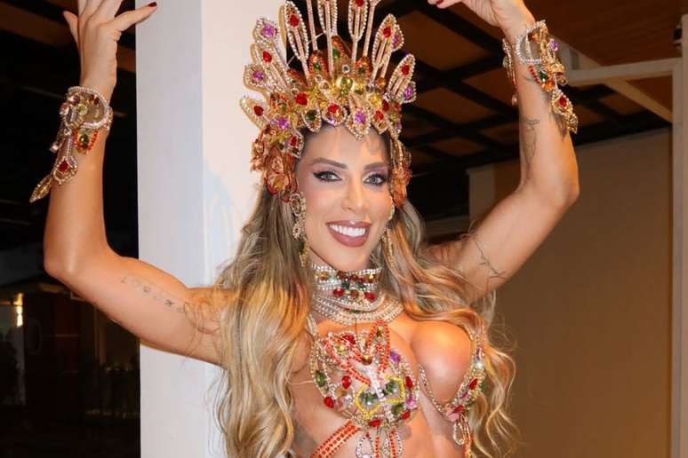 Tati Minerato usa fantasia para desfilar no Rio