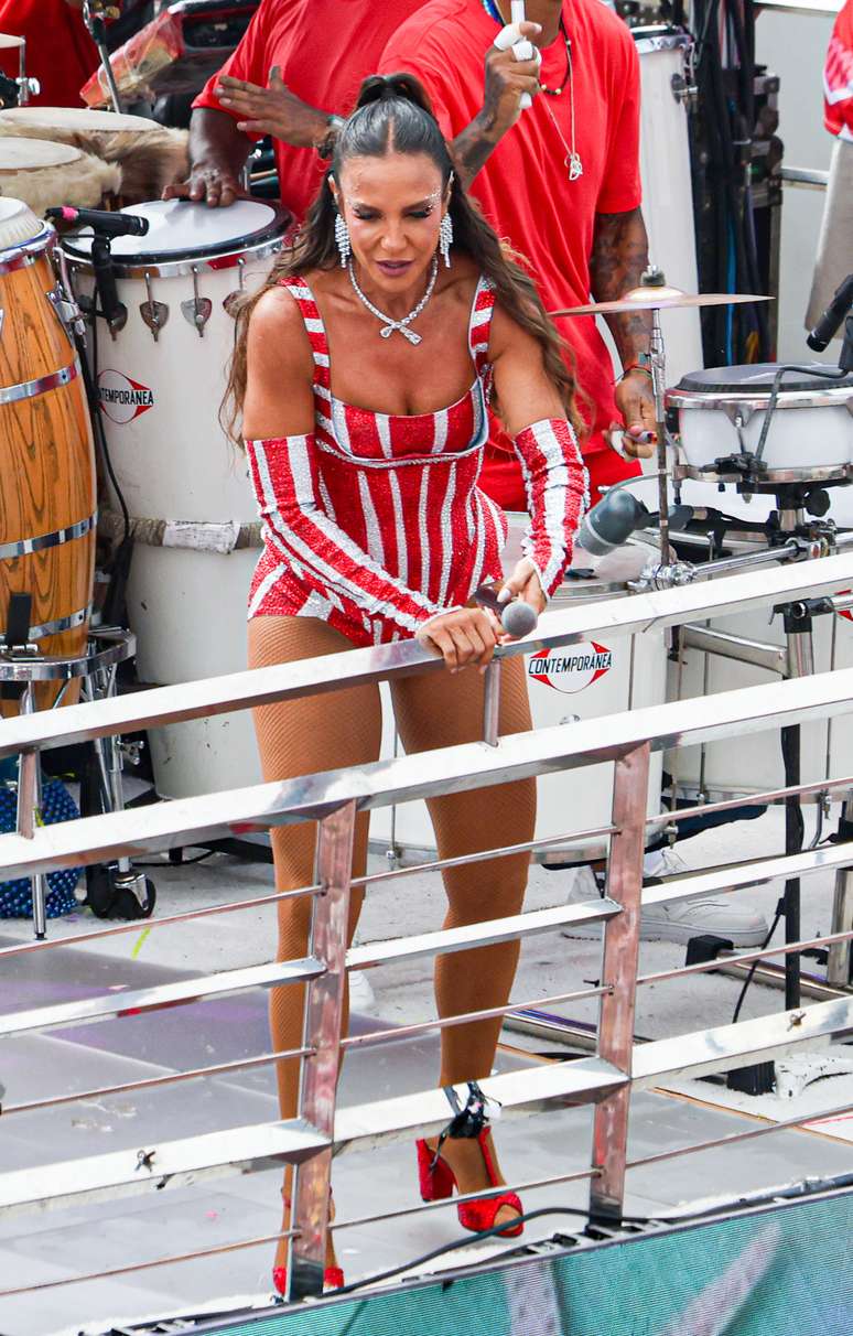 Ivete Sangalo abriu o quinto dia no circuito Barra-Ondina