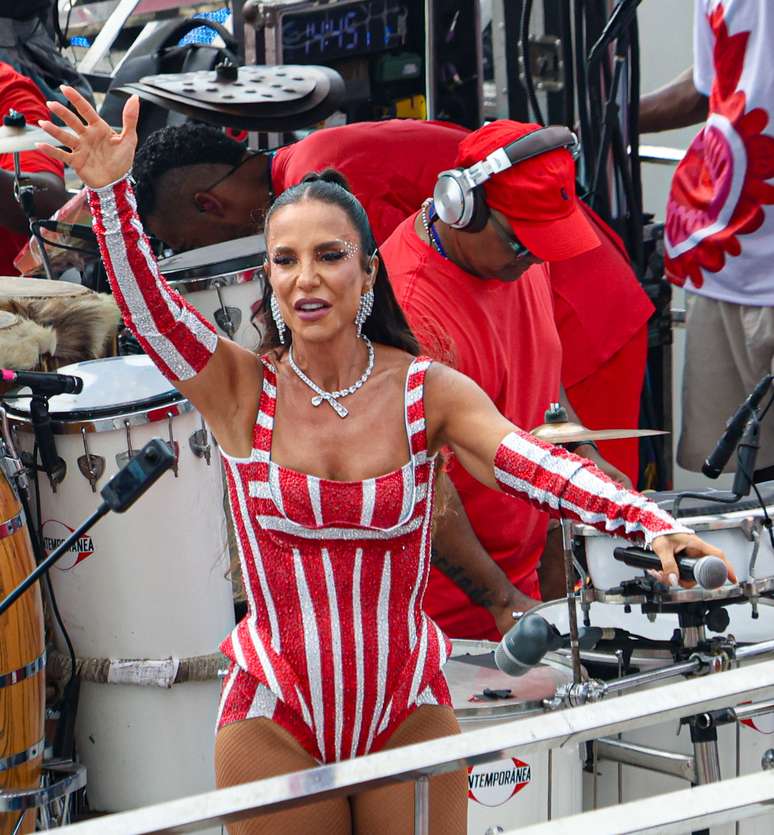 Ivete Sangalo abriu o quinto dia no circuito Barra-Ondina