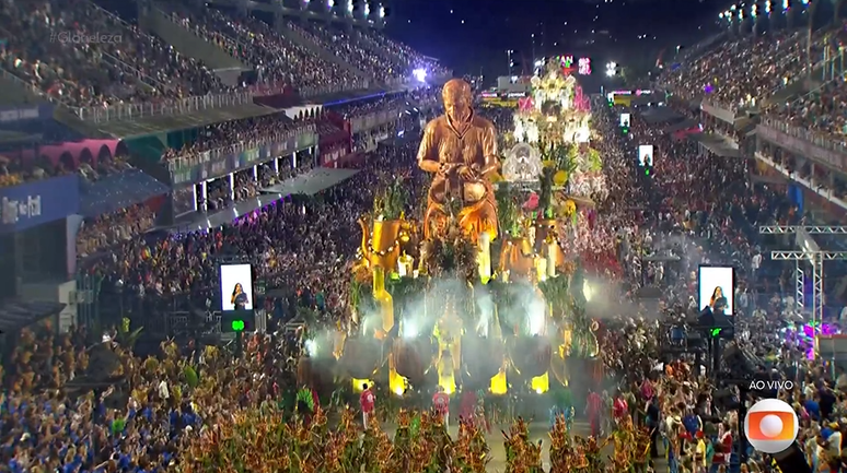 Mangueira encerra primeiro dia de desfiles no Rio de Janeiro