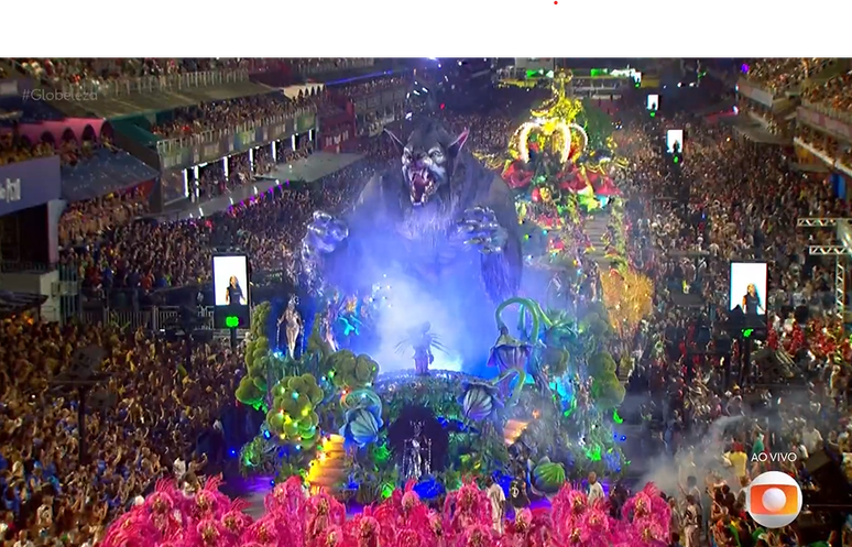 Imperatriz Leopoldinense desfila no primeiro dia do carnaval do Rio de Janeiro