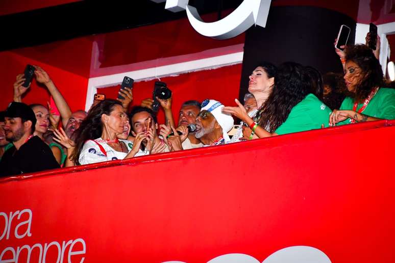 ఈ క్షణానికి గాయకుడి కుటుంబం మరియు కాటానో వెలోసో, పౌలా లవిగ్నే, గిల్బెర్టో మరియు ఫ్లోరా గిల్ వంటి స్నేహితులు హాజరయ్యారు. 