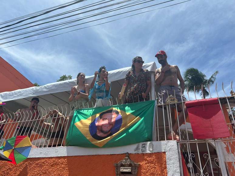 Foli&otilde;es exibem bandeira com foto de Wagner Moura no Pitombeira