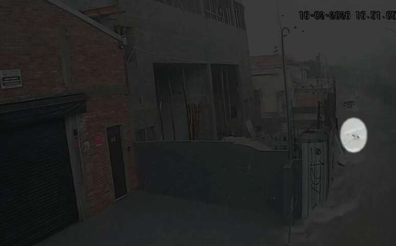 Em outro momento, ela aparece sendo levada pela enxurrada.