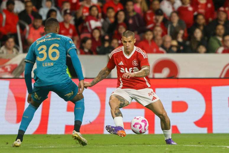 Alan Ben&iacute;tez em campo pelo Internacional &ndash;