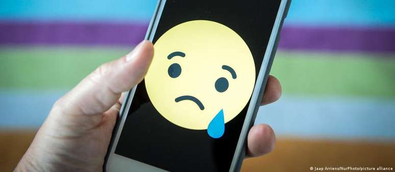 మాజీ భాగస్వామి యొక్క సోషల్ మీడియాలో గూఢచర్యం ఆందోళనతో ఉన్న వ్యక్తులలో కనిపించే ప్రవర్తనకు కారణమవుతుంది