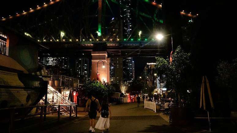 A Ponte Story de Brisbane, na Austr&aacute;lia, recebeu ilumina&ccedil;&atilde;o verde e dourada para marcar o in&iacute;cio da proibi&ccedil;&atilde;o das redes sociais