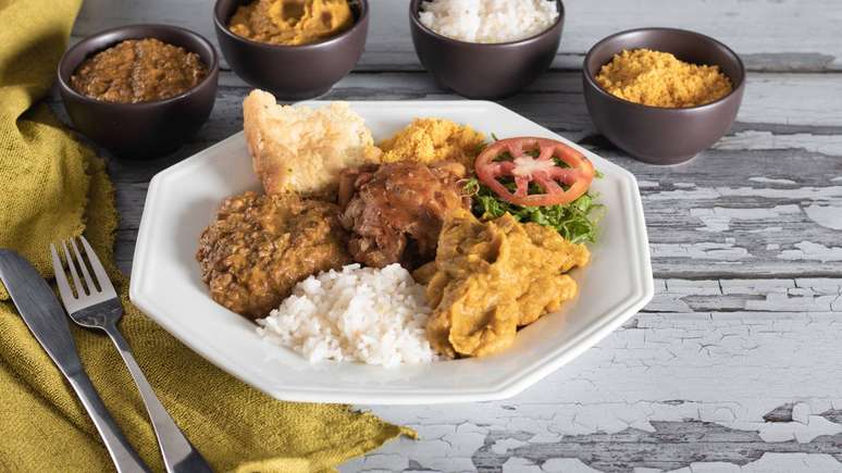 Ao chegar ao Brasil com a di&aacute;spora africana, o caruru adaptou-se aos ingredientes dispon&iacute;veis na Bahia &ndash; depositphotos.com / gustavomello162.hotmail.com