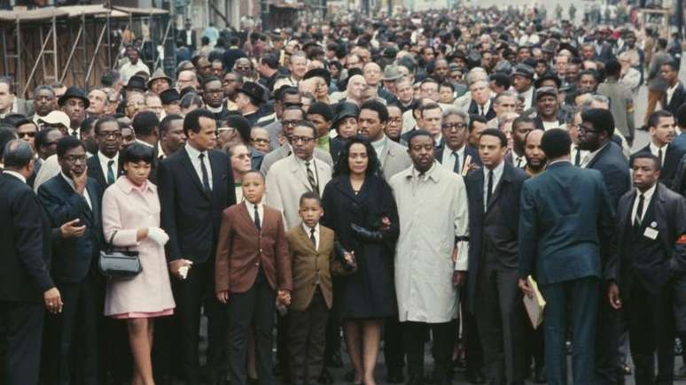 Jesse Jackson ao lado da esposa de Martin Luther King Jr., Coretta Scott King, ap&oacute;s o assassinato do l&iacute;der