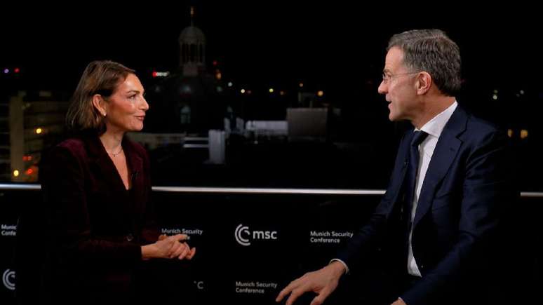 Mark Rutte (na imagem, falando &agrave; jornalista Katya Adler) descreveu os 150 bilh&otilde;es de euros que a Alemanha destinar&aacute; &agrave; defesa como "uma quantia impressionante"