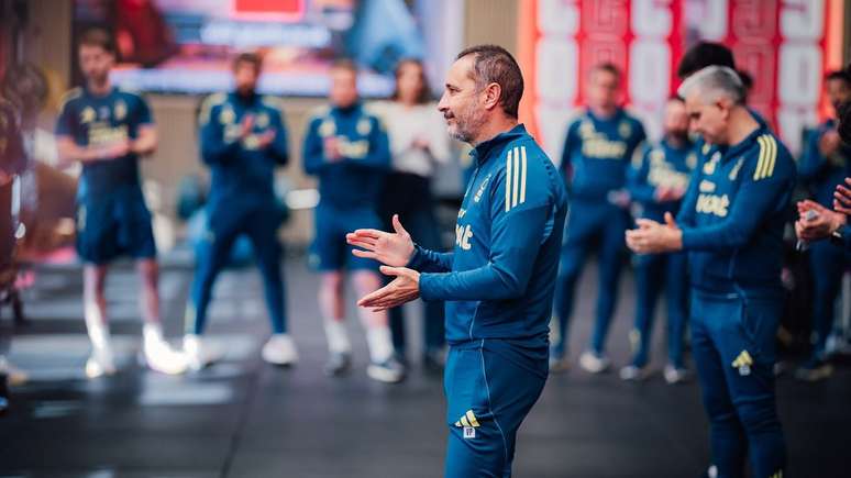 Vitor Pereira discursa diante do elenco do Nottingham Forest &ndash;