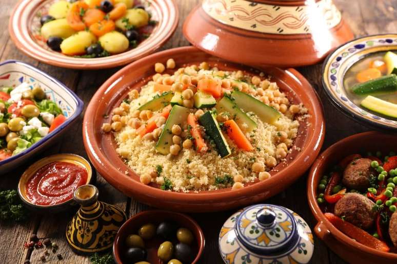 కూరగాయలు మరియు చిక్‌పీస్‌తో మొరాకో కౌస్కాస్ 