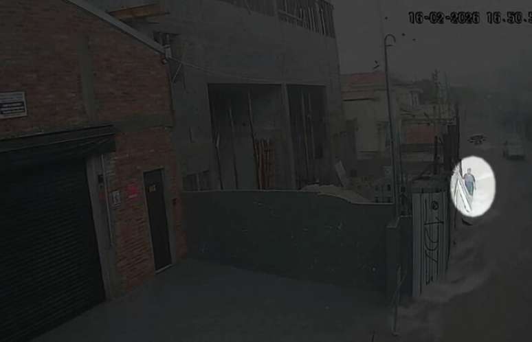 Nesta imagem, a mulher ainda aparece caminhando.