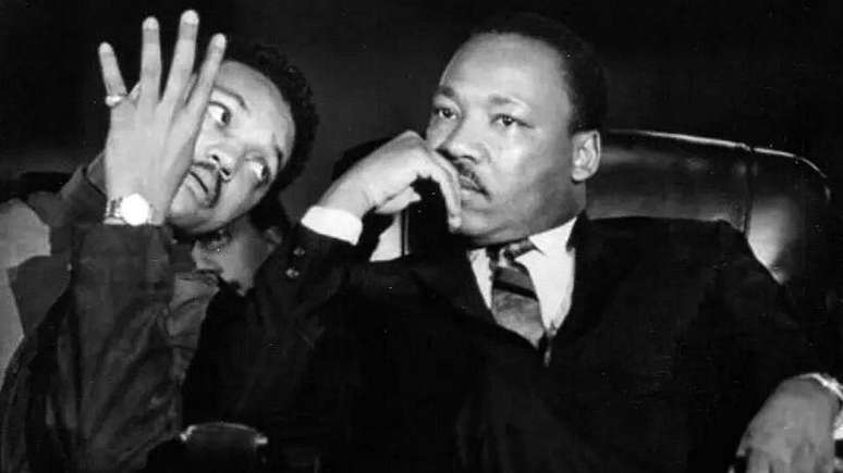 Jackson conversa com Martin Luther King Jr., em 1963