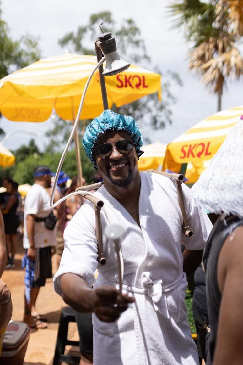 Alexandre usou a criatividade em fantasia para acompanhar o desfile do Galo da Madrugada em SP nesta ter&ccedil;a