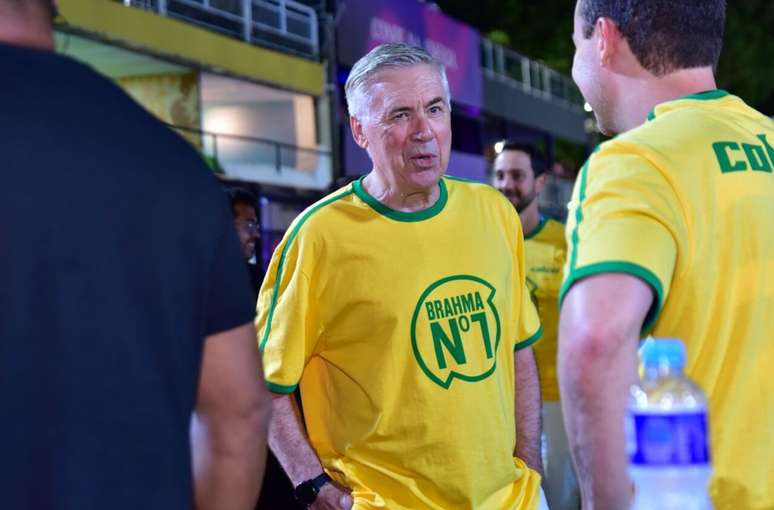 Enquanto tem tempo para decidir lista final para a Copa, Carlo Ancelotti curte Carnaval do Rio na Marqu&ecirc;s de Sapuca&iacute; &ndash;