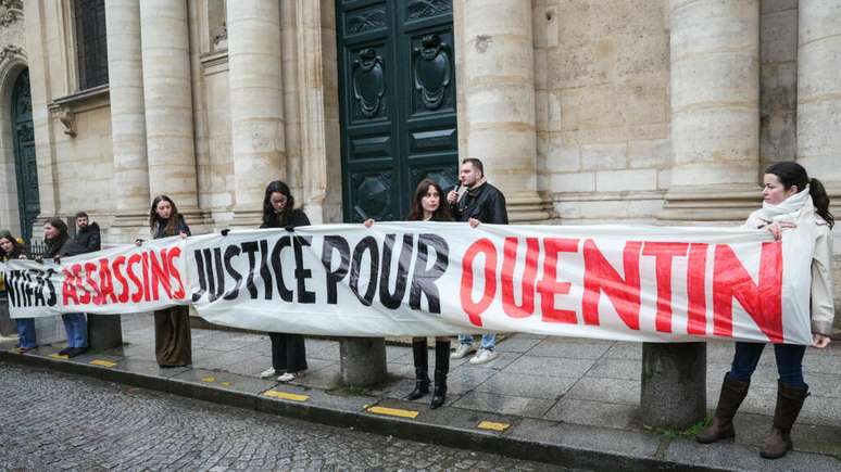 ఈ ఆదివారం, ఫిబ్రవరి 15, 2026, లియోన్‌లో కుడి-కుడి మిలిటెంట్ మరణించిన ఒక రోజు తర్వాత యువ క్వెంటిన్ డెరాంక్ గౌరవార్థం నిరసనకారులు బ్యానర్‌ను ప్రదర్శిస్తారు.