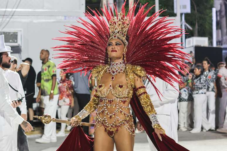 Juliana Paes voltou ao cargo de rainha de bateria da Viradouro 