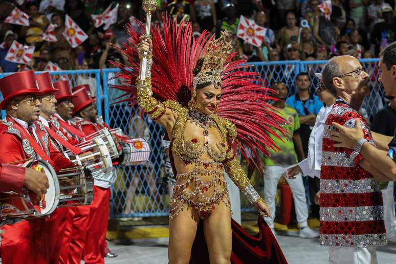 Juliana Paes voltou ao cargo de rainha de bateria da Viradouro 
