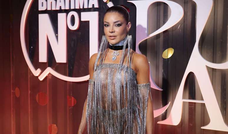 బ్రా లేకుండా, సపుకైలో క్యాబిన్‌ను ఆస్వాదించడానికి Gkay బోల్డ్ రైన్‌స్టోన్ రూపాన్ని ఎంచుకున్నాడు; ముక్క దెబ్బతింది మరియు ప్రభావితం చేసే వ్యక్తి ఇబ్బందులను ఎదుర్కొంటాడు.